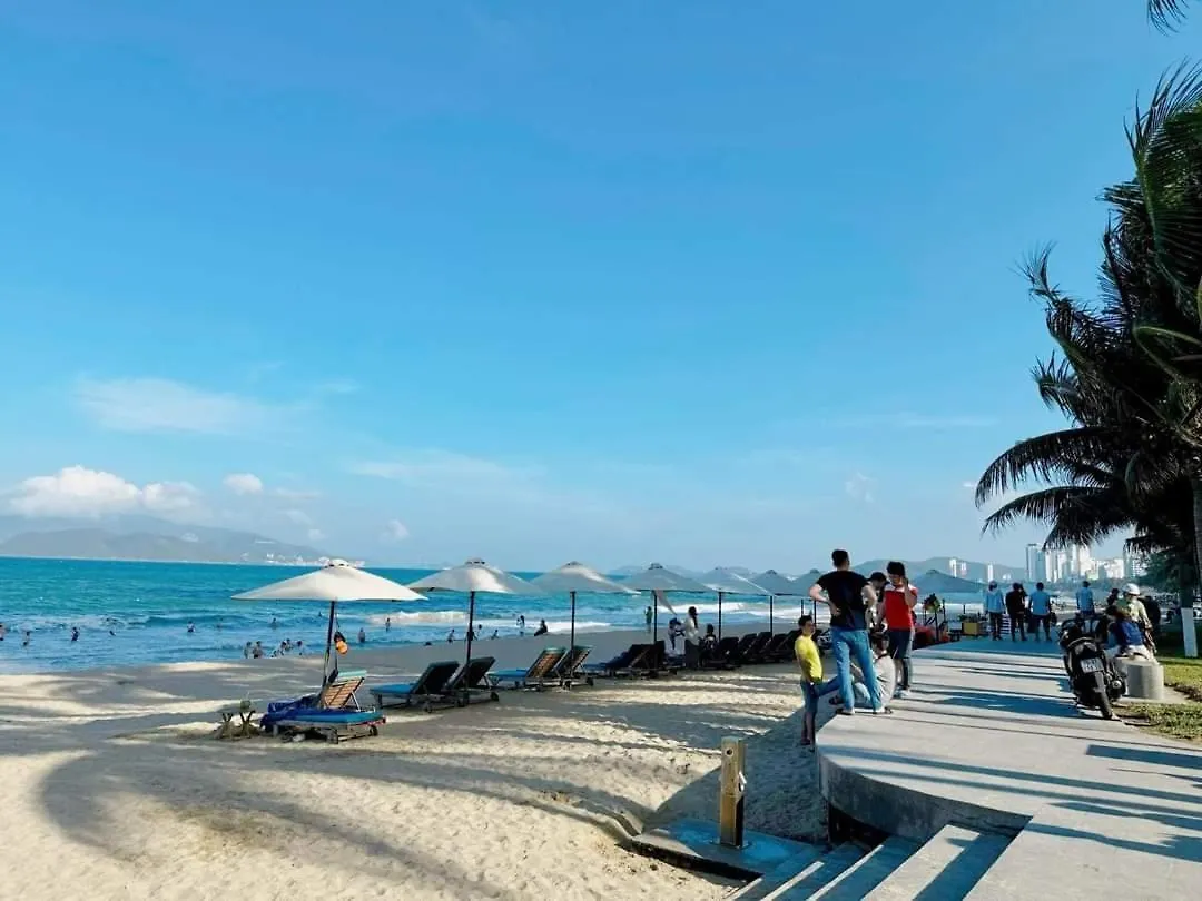Beachfront Scenia Bay Apartment 芽庄