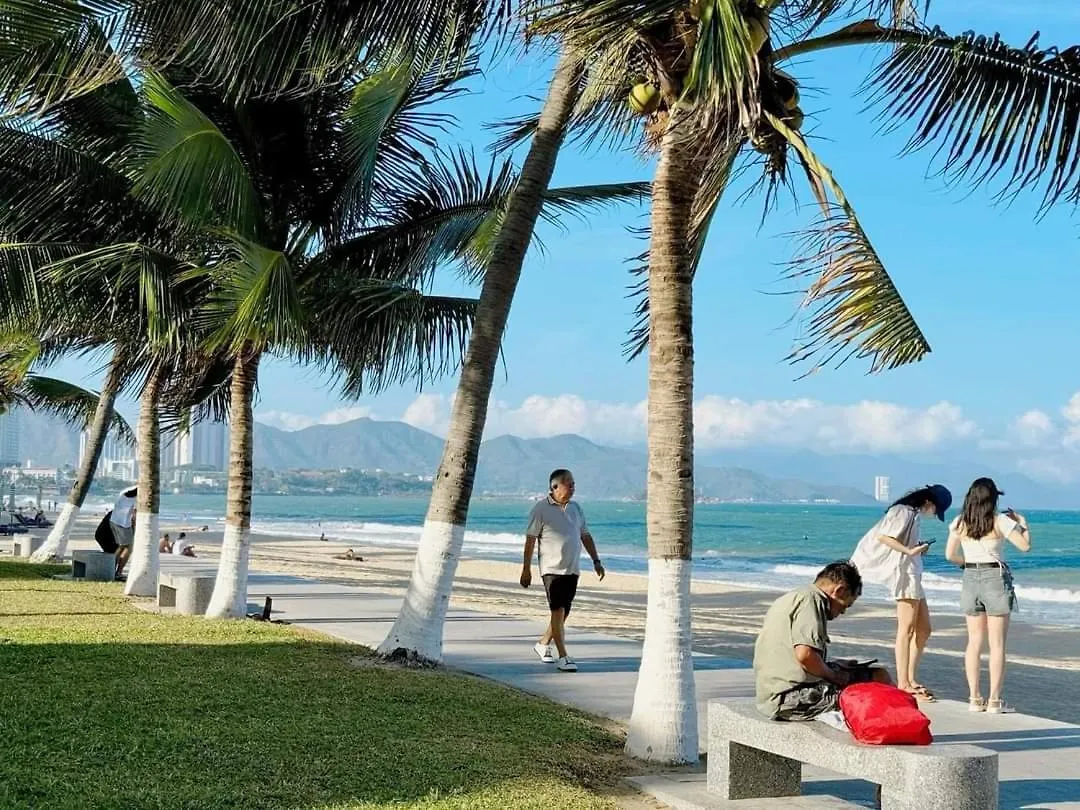 Beachfront Scenia Bay Apartment 芽庄