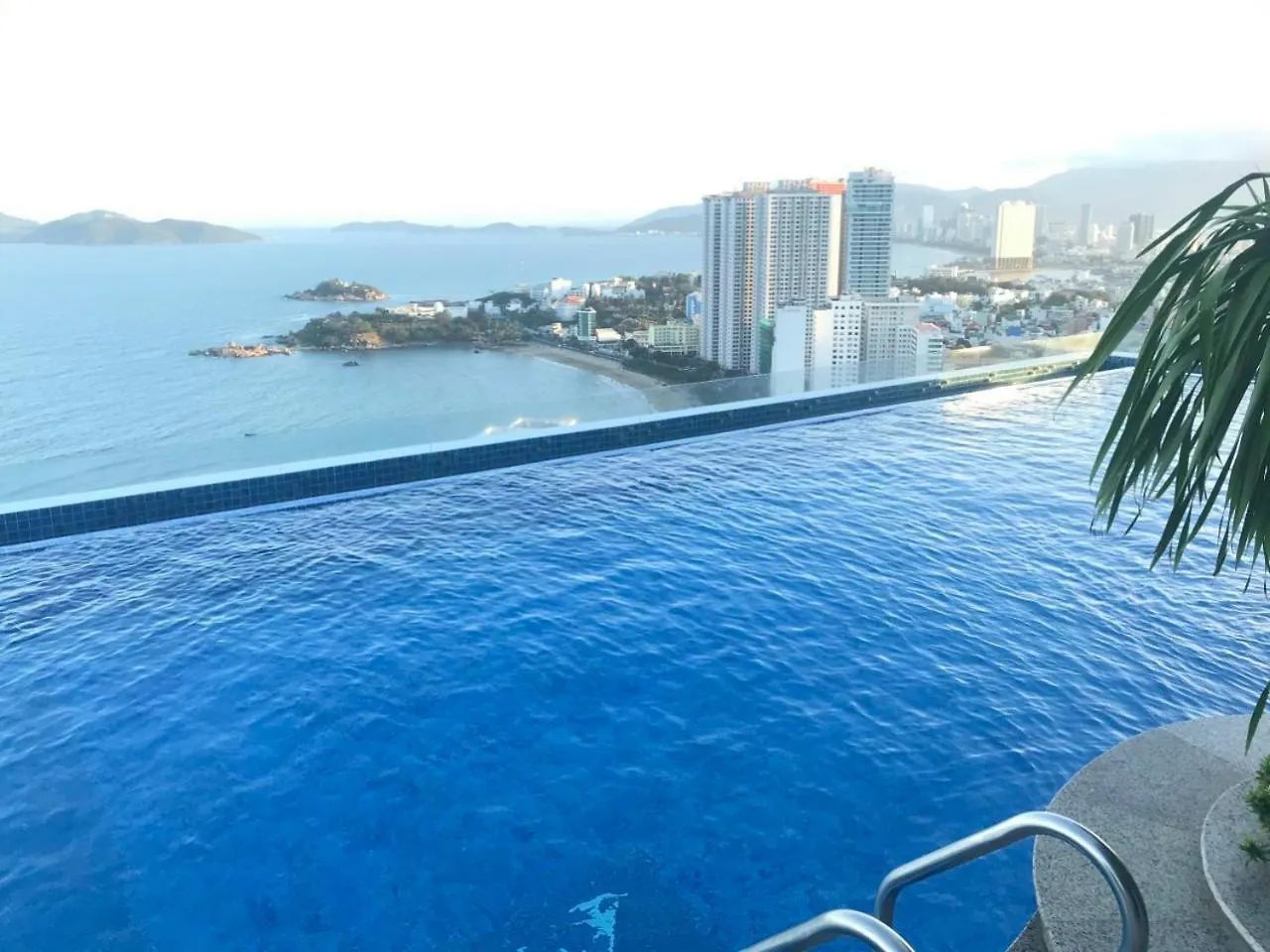Beachfront Scenia Bay Apartment 芽庄