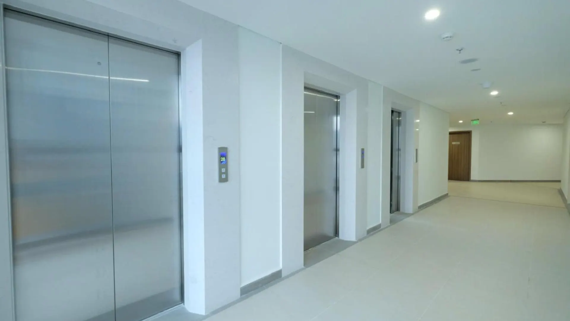 Beachfront Scenia Bay Apartment 芽庄