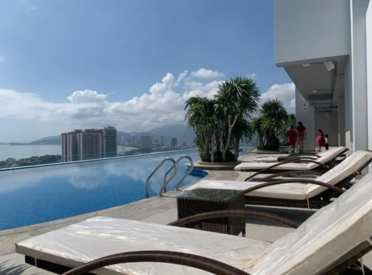 Beachfront Scenia Bay Apartment 芽庄